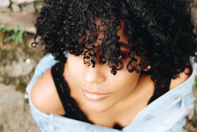 cabello rizado mantenimiento mujer