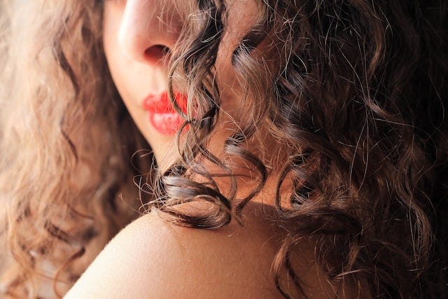 pelo rizado mujer labios